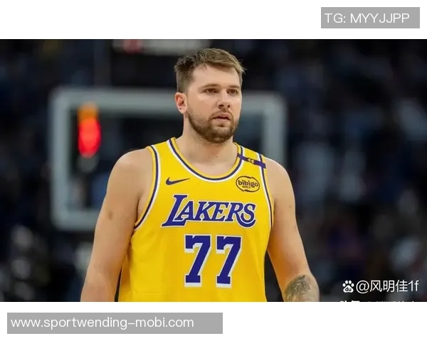 东契奇上半场狂砍32分詹姆斯无奈在替补席打哈欠观战 东契奇上半场狂砍32分詹姆斯无奈在替补席打哈欠观战