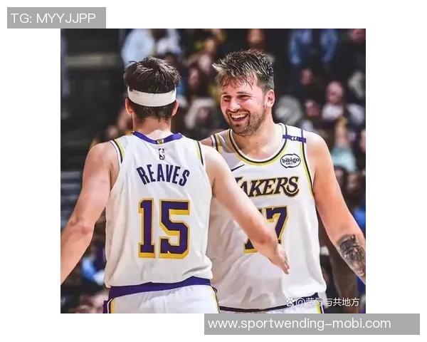 东契奇上半场狂砍32分詹姆斯无奈在替补席打哈欠观战