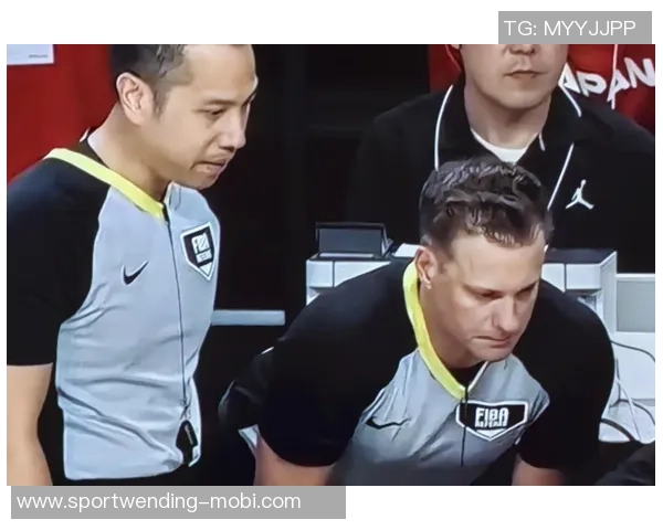 马内因背后犯规被VAR判罚黄牌引发争议球迷热议裁判判决合理性 马内因背后犯规被VAR判罚黄牌引发争议球迷热议裁判判决合理性